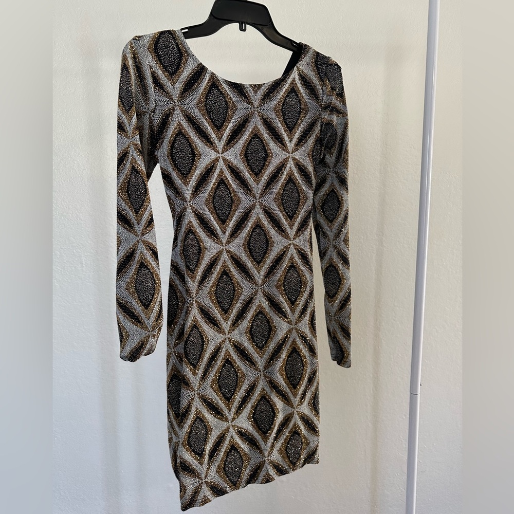 Sequin dress. Straps at the back. Black, Brown, White colors